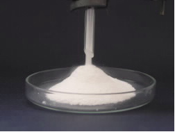 该物质被称为“干水” 因为它包含95％的水，但仍是干粉 中网时尚,stylechina.com