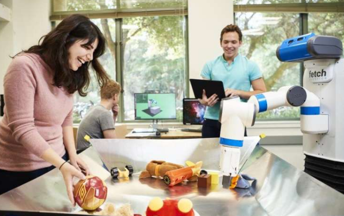 超过一百万的美国成年人使用配有机械臂的轮椅来帮助他们执行日常工作 中网时尚,stylechina.com