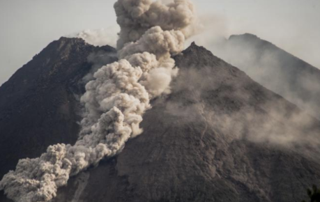 印度尼西亚的默拉皮火山爆发,喷出灰烬云 中网时尚,stylechina.com