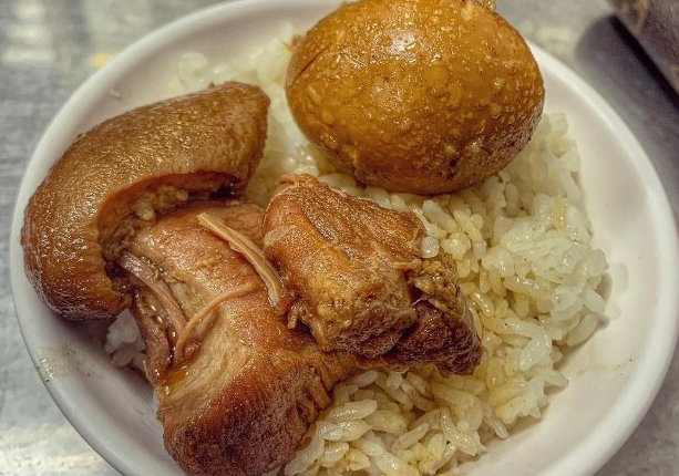 港都好滋味！「高雄必吃平价美食」推荐：蒸蛋汤、超人气烤鸭、15 元粉圆冰，加码深夜限定隐藏版宵夜！ 中网时尚,stylechina.com