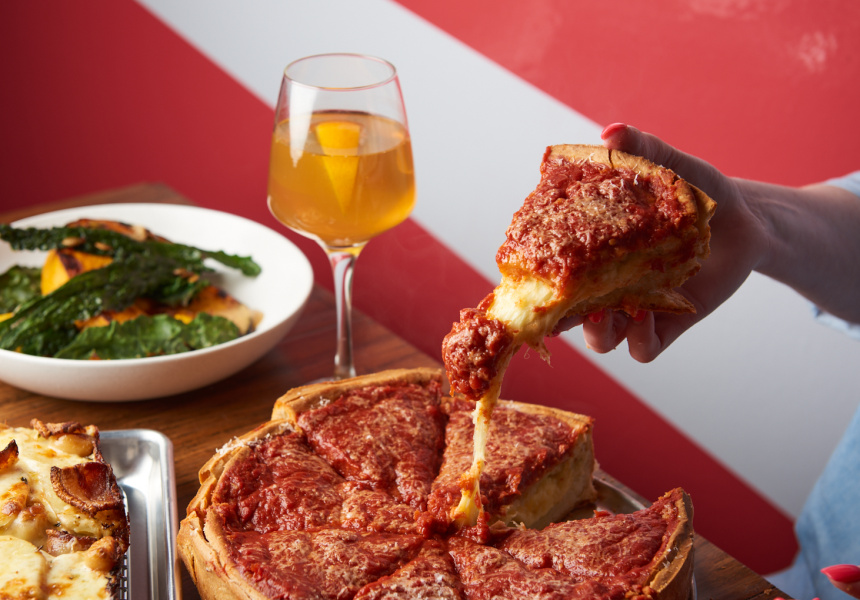 large_730e4aae2b08beee.jpg 深入这个新的比萨店的深处——厚实、俗气的芝加哥派占主导地位 中网时尚,stylechina.com